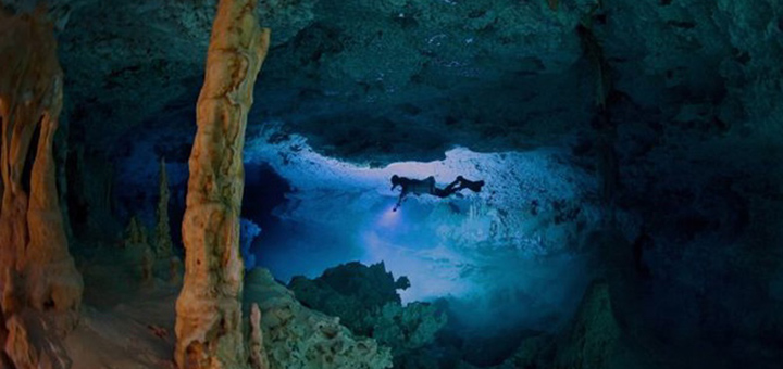 Taucher in Höhle bei Tulum