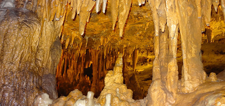 Höhle mit Stalagmiten und Stalagtiten