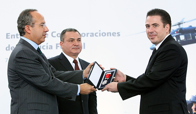 Mexikos Ex-Präsident Calderón überreicht eine Medaille