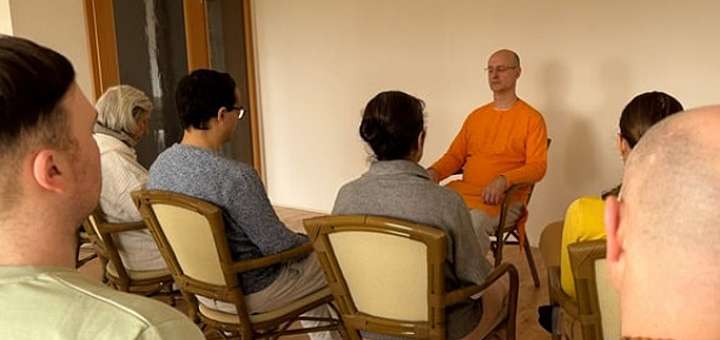 Ciriaque Vallée leitet eine Meditation in der SSRF
