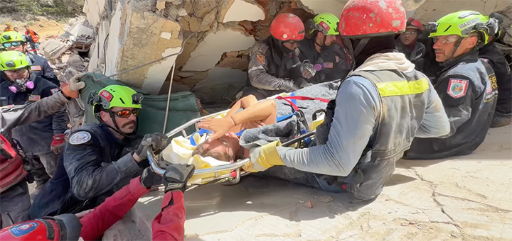 Rettung einer Frau nach den Erdbeben in Venezuela
